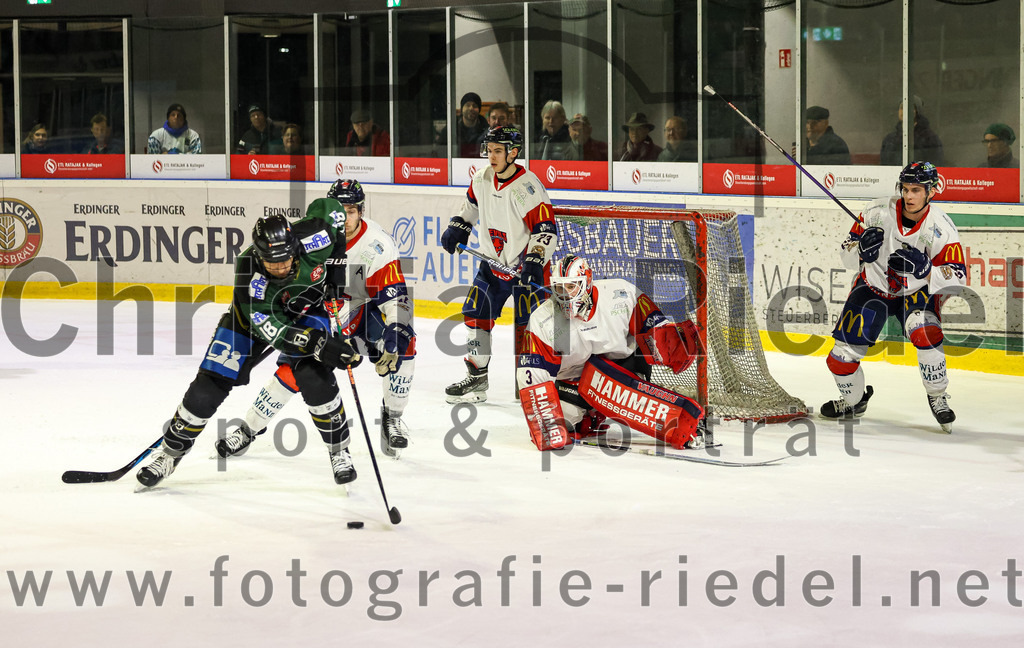 2023-02-19_130_TSV_Erding_gegen_VfE_Ulm-Neu-Ulm | Erding, Deutschland, 19.02.2023:
Eishockey, Bayernliga Meisterrunde Gruppe B 2022 / 2023, 5. Spieltag, TSV Erding gegen VfE Ulm/Neu-Ulm, Endergebnis: 

Daniel Krzizok (Erding Gladiators, #18), Torwart David Heckenberger (VfE Ulm/Neu-Ulm e. V., #3)

Foto: Christian Riedel / fotografie-riedel.net