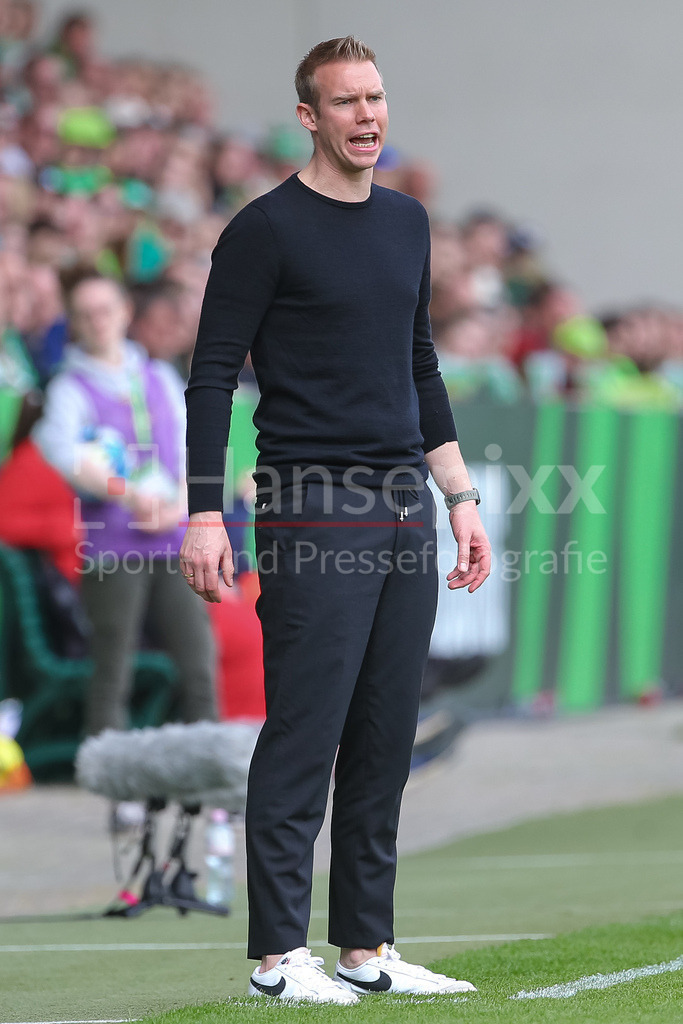 Fussball, DFB-Pokal Frauen, VfL Wolfsburg - SGS Essen | v.li.: Tommy Stroot (Trainer, Cheftrainer, VfL Wolfsburg) gibt Anweisungen, ruft, schreit, brüllt, DIE DFB-RICHTLINIEN UNTERSAGEN JEGLICHE NUTZUNG VON FOTOS ALS SEQUENZBILDER UND/ODER VIDEOÄHNLICHE FOTOSTRECKEN. DFB REGULATIONS PROHIBIT ANY USE OF PHOTOGRAPHS AS IMAGE SEQUENCES AND/OR QUASI-VIDEO.