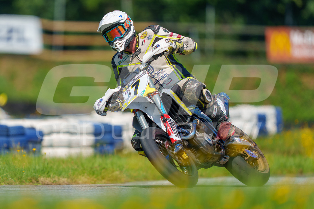 SuperMoto_Staatsmeisterschaft_Greinbach_312 | GRIPcapture steht für authentische Sportfotografie in Österreich – für Momente, die mehr sind als Geschwindigkeit oder Ergebnis. Es geht um Emotion, Spannung, Fokus und den Augenblick, der oft nur einen Wimpernschlag dauert.Ob Motorsport, Teamsport oder 