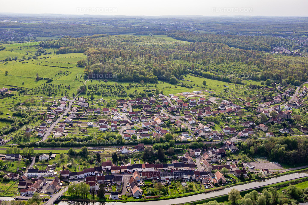 Aerial view: View of the town from the northeast in Rémelfing in the state Moselle, France.Photo: IMG_140386.jpg taken on 04/30/2024 by Werner Riehm/FLY-FOTO.comResolution of the original: 5472 x 3648 px