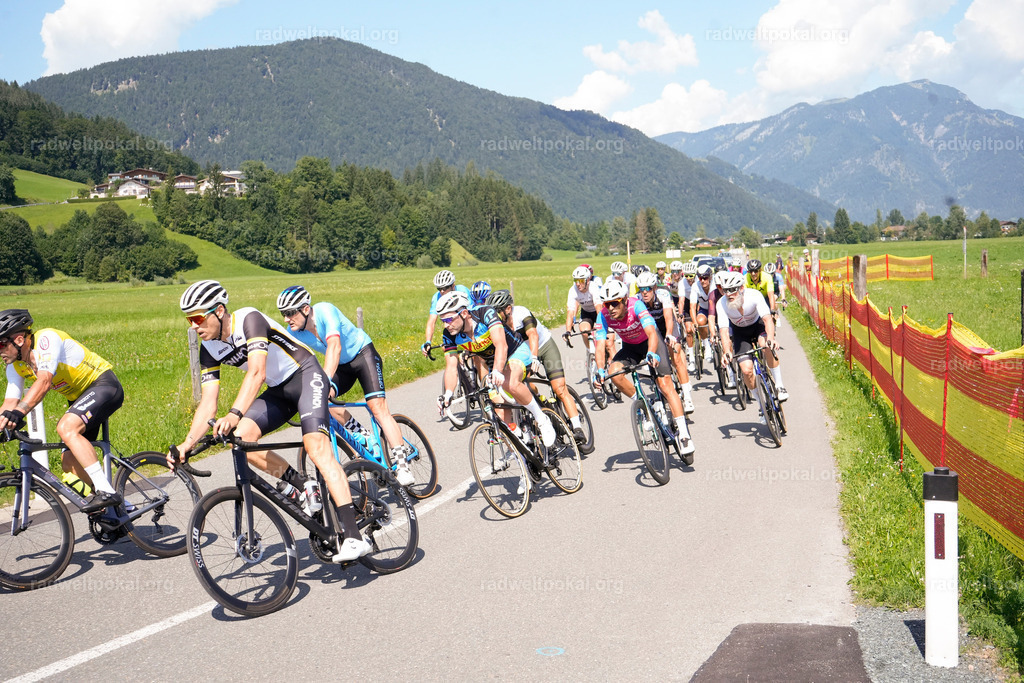 609_20230817_Bewerb_Maenner_Muehlanger | AUT - OESTERREICH, 2023-08-16: SPORT RENNRAD-FAHREN - 55. INTERNATIONALER RADWELTPOKAL IN ST. JOHANN IN TIROL  - Vintage-Radrennen mit WM-Bronze-Medaillen-Siegerin Christina Schweinberger, den Teilnehmer und Alexander Baumann (vom Orginastions-Team) - TAG 2 BEWERB MAENNER IN SECHS GRUPPEN  ; Foto: Roland Muehlanger