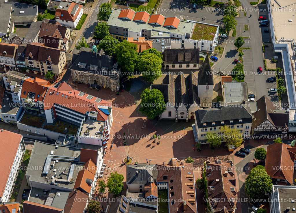 Lage240505521 | City Innenstadtansicht mit der evang. Marktkirche, Marktplatz mit Brunnen und Fußgängerzone, Wohnhäuser und Geschäftshäuser, Lage, Ostwestfalen, Nordrhein-Westfalen, Deutschland