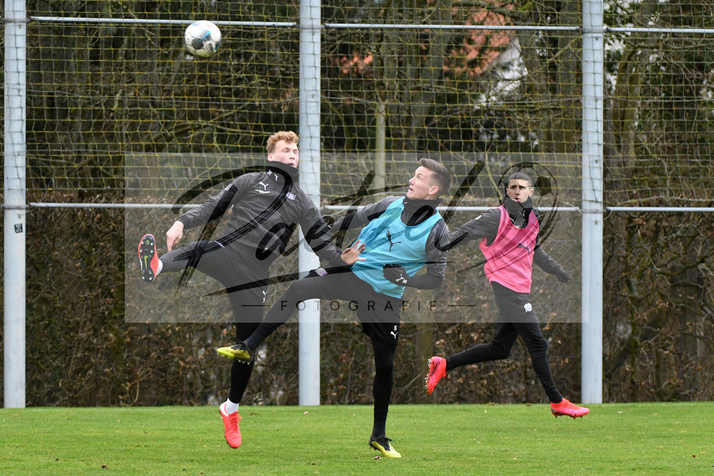 20200225_TRAOSN_0066 | Fussball, Herren: Simon Haubrock (VfL Osnabrueck) und Thomas Konrad (VfL Osnabrueck) im Zweikampf waehrend der Trainingseinheit des VfL Osnabrueck im Sportpark Illoshoehe am 25.02.2020 in Osnabrueck, Deutschland. - Realisiert mit Pictrs.com