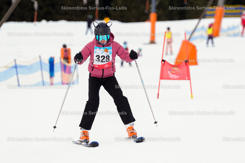 SRF_02.01.2026_0507 | Skirennfotos,Serfaus,Fiss,Ladis,Kinderskirennen,Winter,Tirol,Oberland,skirace,SFL,feelfree,weil wir's genießen,ski,Ski,skifahren,Sonnenplateau, - Realisiert mit Pictrs.com