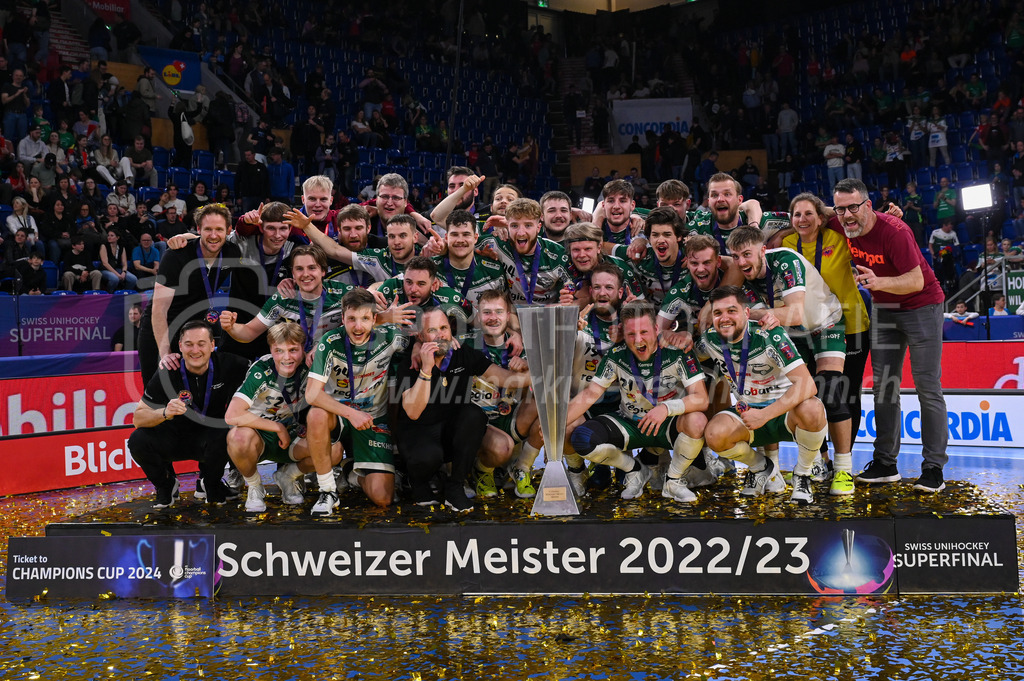 SV Wiler-Ersigen vs Floorball Köniz - 15. April 2023 | SV Wiler-Ersigen vs Floorball Köniz
Stimo Arena, Kloten
Der SV Wiler-Ersigen ist Unihockey Schweizer Meister 2022/23.
Bild: Sportfotografie Markus Aeschimann | www.markus-aeschimann.ch - Realisiert mit Pictrs.com