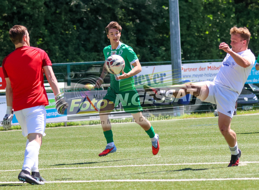 TuS Bruchmühlen - Bünder SV | Auf dem Bild zu sehen: weiß TuS Bruchmühlen: Kai Volkmer ; grün Bünder SV v.l.: Julian Beinke (TW), Nicolai König   TuS Bruchmühlen, Bünder SV, Saison 25/26, Kreisliga A, Bruchmühlen, Deutschland - Realisiert mit Pictrs.com