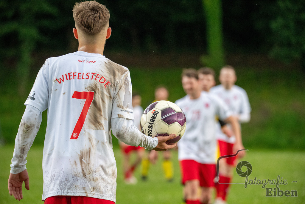 1. FC Ohmstede-SVE Wiefelstede | Herren Kreispokalfinale Jade-Weser-Hunte; 1.FC Ohmestede (gelb) - SVE Wiefelstede (weiß) am 16.06.2024; in Obenstrohe (Plaggenkrugstraße), Photo: Philip Eiben 2024 - Realisiert mit Pictrs.com