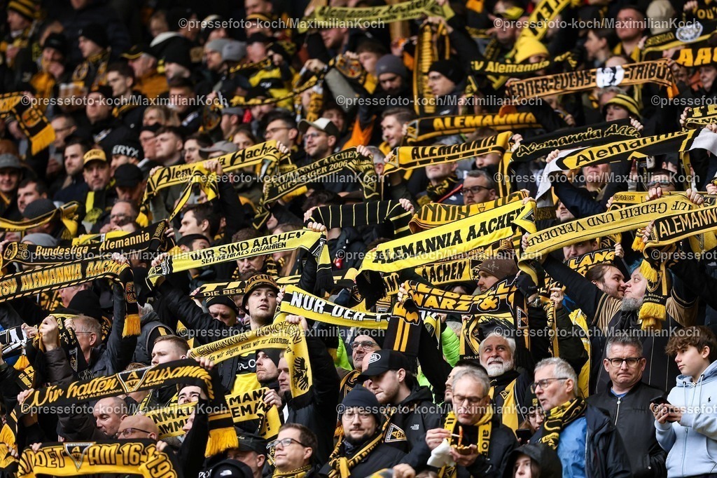 xKWIx21022601125 | 21.02.2026, xKWIx, Fußball, 3. Liga, Alemannia Aachen - SC Verl, Tivoli: Fanblock getaucht in Schwarz Gelbe Schals Photo: xKamilxWilkowskixPressefotoKochx