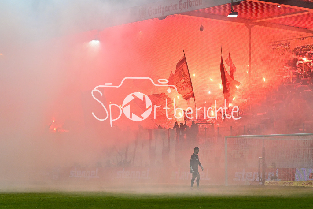 1. FC Heidenheim - FC Bayern München | HEIDENHEIM, GERMANY - 21. DECEMBER: Fans der Bayern zünden kurz vor Ende der Partie nochmal Pyrotechnik / Pyro / Feuer  während dem Bundesligamatch zwischen dem 1. FC Heidenheim und dem FC Bayern München am 15. Spieltag in der Voith-Arena  / DFL REGULATIONS PROHIBIT ANY USE OF PHOTOGRAPHS AS IMAGE SEQUENCES AND/OR QUASI-VIDEO