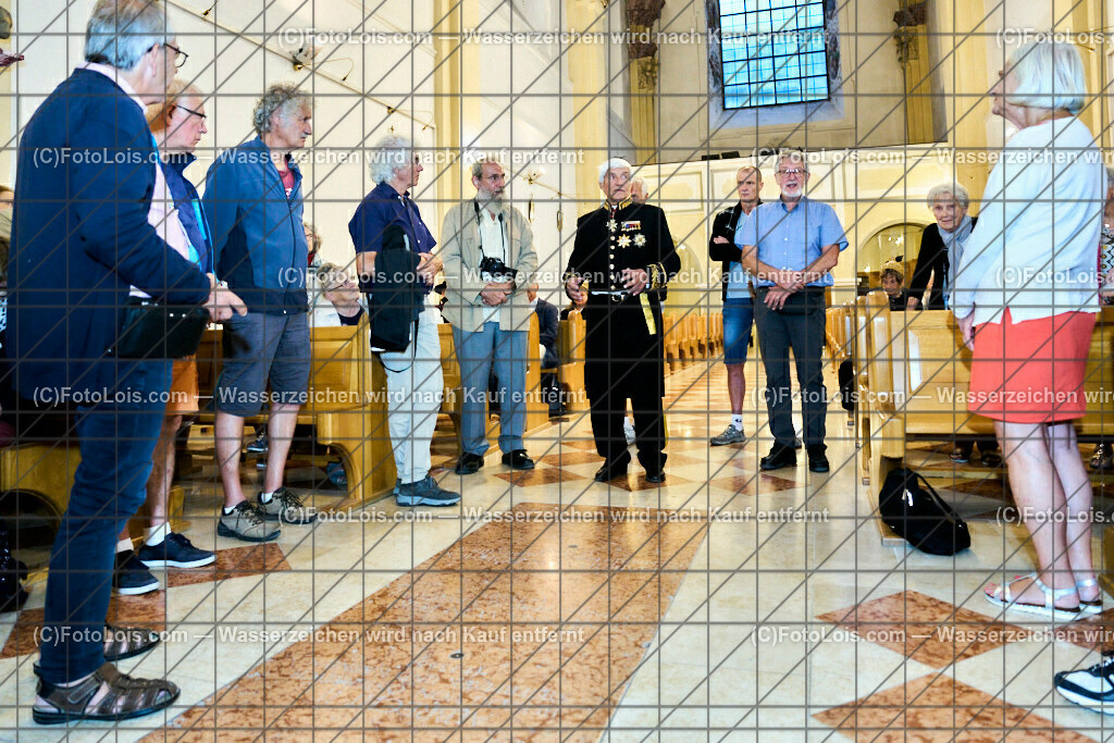 ALP3855_Jeanne de Ferrette_Kranzniederlegung_Grabplatte_Hildebrand | (C)FotoLois.com, Alois Spandl, 700stes Hochzeitsjubiläum - Albrecht II. mit Johanna von Pfirt in Thann (FR) im März 2024. Empfang des Organistionskommitees aus der Region Ferrette (Pfirt)/Thann aus dem Elsass mit Empfang durch die Stadtgemeinde und Bezirkshauptmannschaft Scheibbs im Schloss Scheibbs und anschließender Kranzniederlegung in der Kartausenkirche über der Krypta des Gründerehepaares durch Mitglieder des Templer Ordens im Beisein von Mitgliedern der Goldhaubengruppen, Fr 22. September 2023.