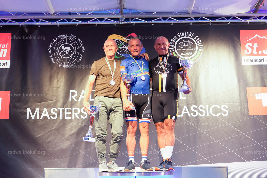 1308_20230817_Bewerb_Maenner_Muehlanger | AUT - OESTERREICH, 2023-08-16: SPORT RENNRAD-FAHREN - 55. INTERNATIONALER RADWELTPOKAL IN ST. JOHANN IN TIROL  - Vintage-Radrennen mit WM-Bronze-Medaillen-Siegerin Christina Schweinberger, den Teilnehmer und Alexander Baumann (vom Orginastions-Team) - TAG 2 BEWERB MAENNER IN SECHS GRUPPEN  ; Foto: Roland Muehlanger