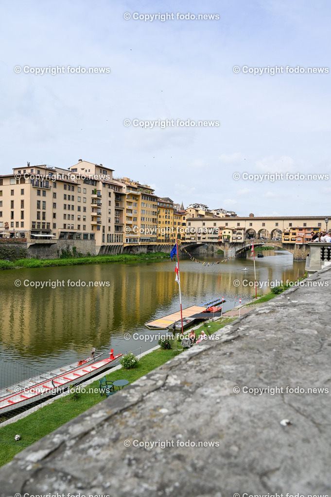 Italien_ Toscana_ Florenz_ 30.05.2024-303 | 30.05.2024, Italien, ITA, Toskana, Florenz im Bild Stadtansichten, Gebäude, Architektur, Touristen, Historisch, Souvenir, Altstadt, Museum, Statuen, Skulpturen, Piazza della Signoria, Statue David, Palazzo Vecchio, Neptunbrunnen, Piazza della Repubblica, Ponte Vecchio, Brücke, Uffizien, Kathedrale Santa Maria del Fiore, Arno, Fluß


Florenz, Firenze, ist eine italienische Großstadt. Nach Einwohnern ist sie die achtgrößte Stadt Italiens. Florenz ist die Hauptstadt sowie größte Stadt der Region Toskana und der Metropolitanstadt Florenz, in der etwa eine Million Menschen leben. Florenz ist für seine Geschichte berühmt. Leonardo da Vinci verbrachte große Teile seiner Jugend in Florenz, Michelangelo fand Unterschlupf in der Kirche der Medici, Galileo Galilei wohnte als Hofmathematiker in den Palästen der Medici. Von 1865 bis 1871 war die Stadt die Hauptstadt des neu gegründeten Königreichs Italien. Das historische Zentrum von Florenz zieht Jahr für Jahr Millionen von Touristen an. Die historische Innenstadt wurde von der UNESCO im Jahre 1982 zum Weltkulturerbe erklärt. 
Quelle: Wikipedia
