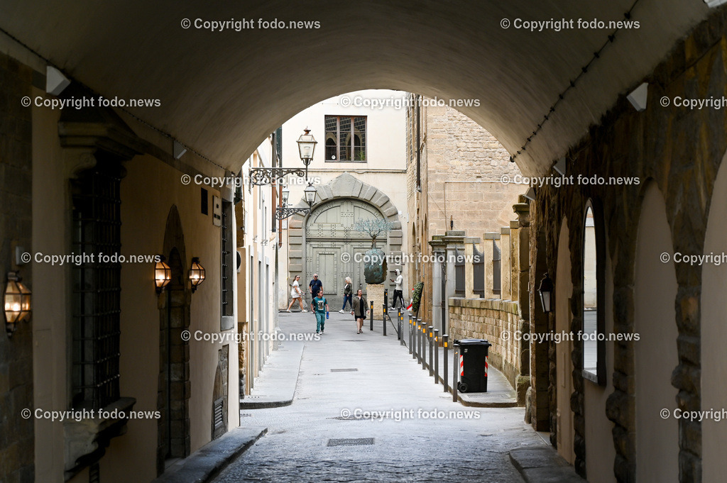 Italien_ Toscana_ Florenz_ 30.05.2024-297 | 30.05.2024, Italien, ITA, Toskana, Florenz im Bild Stadtansichten, Gebäude, Architektur, Touristen, Historisch, Souvenir, Altstadt, Museum, Statuen, Skulpturen, Piazza della Signoria, Statue David, Palazzo Vecchio, Neptunbrunnen, Piazza della Repubblica, Ponte Vecchio, Brücke, Uffizien, Kathedrale Santa Maria del Fiore, Arno, Fluß


Florenz, Firenze, ist eine italienische Großstadt. Nach Einwohnern ist sie die achtgrößte Stadt Italiens. Florenz ist die Hauptstadt sowie größte Stadt der Region Toskana und der Metropolitanstadt Florenz, in der etwa eine Million Menschen leben. Florenz ist für seine Geschichte berühmt. Leonardo da Vinci verbrachte große Teile seiner Jugend in Florenz, Michelangelo fand Unterschlupf in der Kirche der Medici, Galileo Galilei wohnte als Hofmathematiker in den Palästen der Medici. Von 1865 bis 1871 war die Stadt die Hauptstadt des neu gegründeten Königreichs Italien. Das historische Zentrum von Florenz zieht Jahr für Jahr Millionen von Touristen an. Die historische Innenstadt wurde von der UNESCO im Jahre 1982 zum Weltkulturerbe erklärt. 
Quelle: Wikipedia
