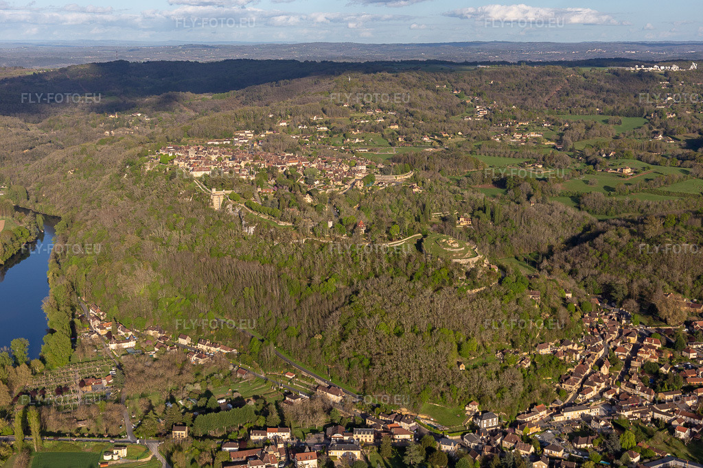 Vue aérienne: Citadelle à Domme dans le département Dordogne, France. Photo: IMG_113554.jpg prise le 16/04/2019 par Werner Riehm/FLY-FOTO.eu – Résolution de l'original: 5472 x 3648 px