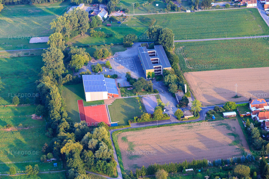 Luftbild: Klingbachschule im Ortsteil Ingenheim in Billigheim-Ingenheim im Bundesland Rheinland-Pfalz in Deutschland. Foto: IMG_103238.jpg vom 03.09.2017 durch Werner Riehm/FLY-FOTO.deKlingbachschule | WebPackage