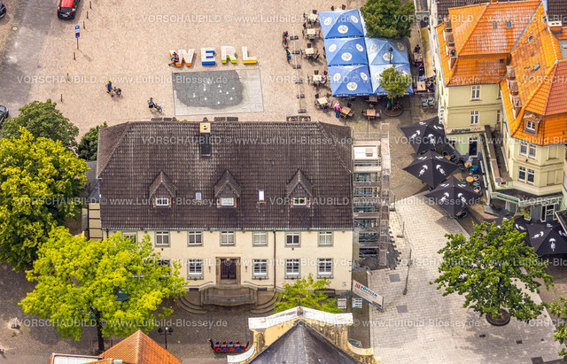 Werl240712130 | Luftbild, Fußgängerzone am Marktplatz Alter Markt, Schriftzug WERL in bunten Großbuchstaben auf dem Platz, historische Häuser Marien Apotheke mit Gerüst und Sanierung, Sonnenschirme am Cafe, Werl, Soester Börde, Nordrhein-Westfalen, Deutschland