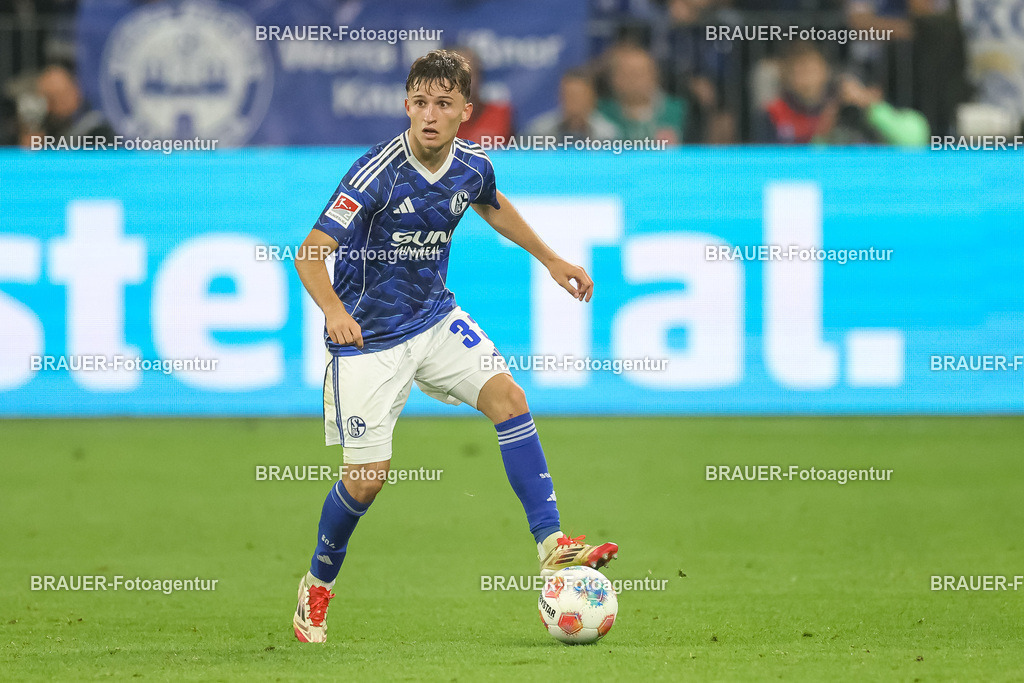 1_S04BER_20250801_3055.JPG -  - FC Schalke 04 - Hertha BSC Berlin - 2. Bundesliga | Gelsenkirchen, Deutschland, 01.08.25: Vitalie Becker (FC Schalke 04) in Aktion, am Ball, Einzelaktion waehrend des Spiels der 2. Bundesliga zwischen FC Schalke 04 - Hertha BSC Berlin in der Veltins-Arena am 01. August 2025 in Gelsenkirchen, Deutschland. (Foto von Stefan Brauer/Brauer-Fotoagentur)DFB/DFL REGULATIONS PROHIBIT ANY USE OF PHOTOGRAPHS AS IMAGE SEQUENCES AND/OR QUASI-VIDEO.