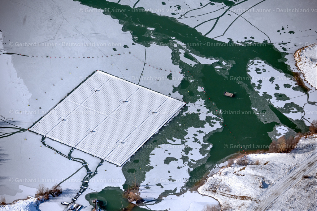 4043328 | schneebedecktes Solarkraftwerk auf dem Baggersee bei Dettelbach