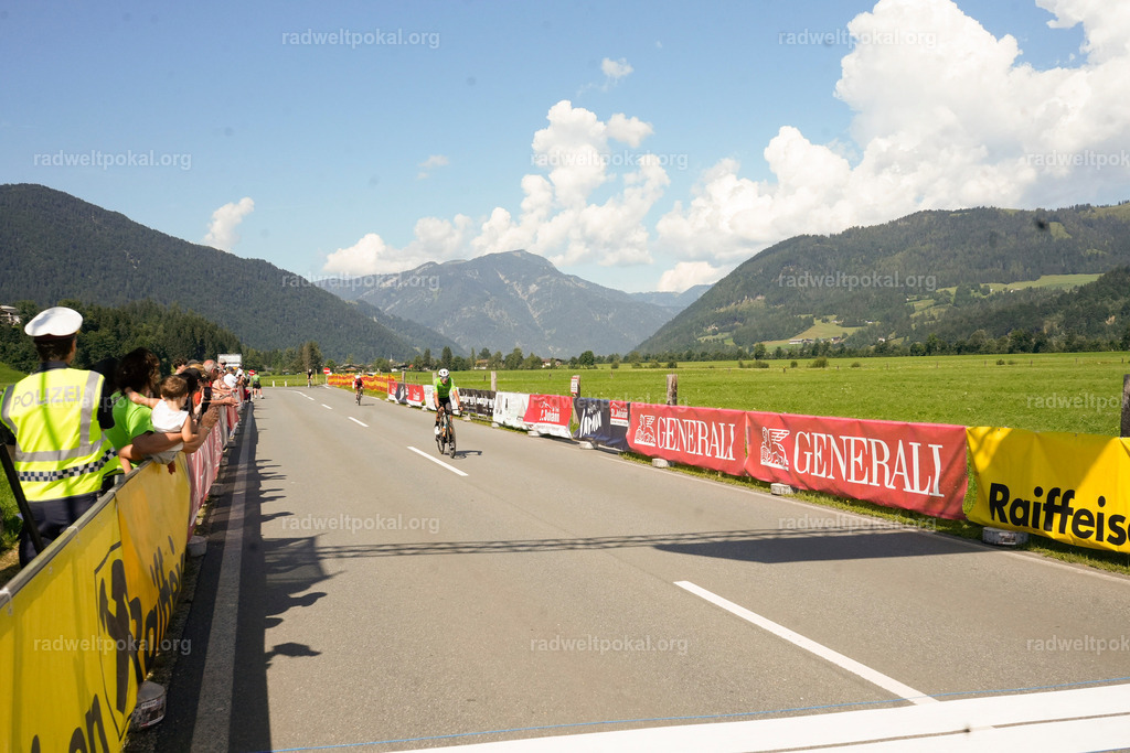 852_20230817_Bewerb_Maenner_Muehlanger | AUT - OESTERREICH, 2023-08-16: SPORT RENNRAD-FAHREN - 55. INTERNATIONALER RADWELTPOKAL IN ST. JOHANN IN TIROL  - Vintage-Radrennen mit WM-Bronze-Medaillen-Siegerin Christina Schweinberger, den Teilnehmer und Alexander Baumann (vom Orginastions-Team) - TAG 2 BEWERB MAENNER IN SECHS GRUPPEN  ; Foto: Roland Muehlanger
