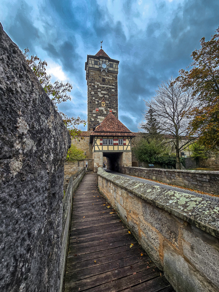 20241112_150840 | Rothenburg ob der Tauber. Nur hier gibt es Exklusive und passend zur Jahreszeit Ihr Wandbild, T-Shirt, Tasse und alles was das Rothenburg Herz begehrt. - Realisiert mit Pictrs.com