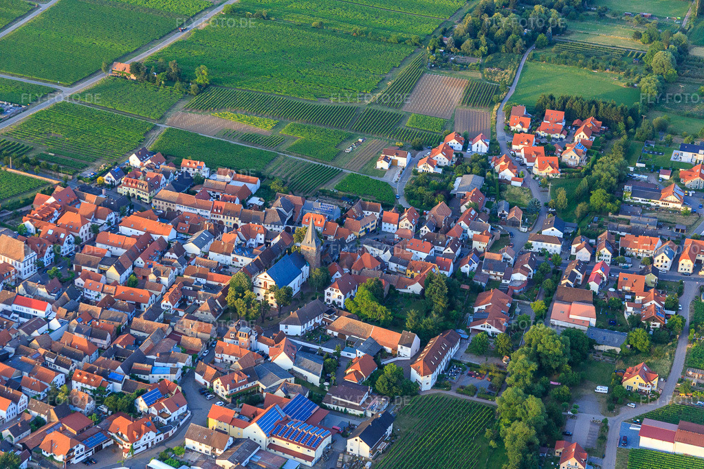 Luftbild: Dorfzentrum aus Westen in Kirrweiler im Bundesland Rheinland-Pfalz in Deutschland. Foto: IMG_082776.jpg vom 25.06.2015 durch Werner Riehm/FLY-FOTO.de