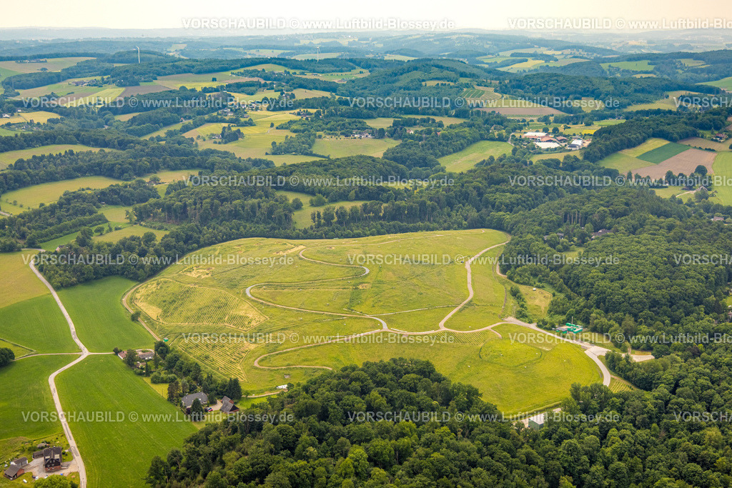 Hattingen250517280 | Luftbild, Freifläche Grünfläche Am Wasserturm, Hügellandschaft mit Waldgebiet, Radwege und Wanderwege, Hattingen, Ruhrgebiet, Nordrhein-Westfalen, Deutschland