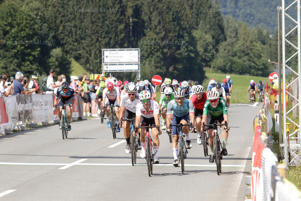 1072_20230817_Bewerb_Maenner_Muehlanger | AUT - OESTERREICH, 2023-08-16: SPORT RENNRAD-FAHREN - 55. INTERNATIONALER RADWELTPOKAL IN ST. JOHANN IN TIROL  - Vintage-Radrennen mit WM-Bronze-Medaillen-Siegerin Christina Schweinberger, den Teilnehmer und Alexander Baumann (vom Orginastions-Team) - TAG 2 BEWERB MAENNER IN SECHS GRUPPEN  ; Foto: Roland Muehlanger