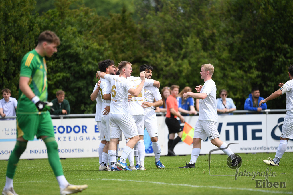 1. FC Nordenham-SV GOTANO | Kreispokal Finale Jade-Weser-Hunte 1. Mannschaften; 1.FC Nordenham (weiß)-SV GOTANO (blau) am 15.06.2025 in Rastede (Sportanlage Köttersweg), Photo: Philip Eiben 2025 - Realisiert mit Pictrs.com