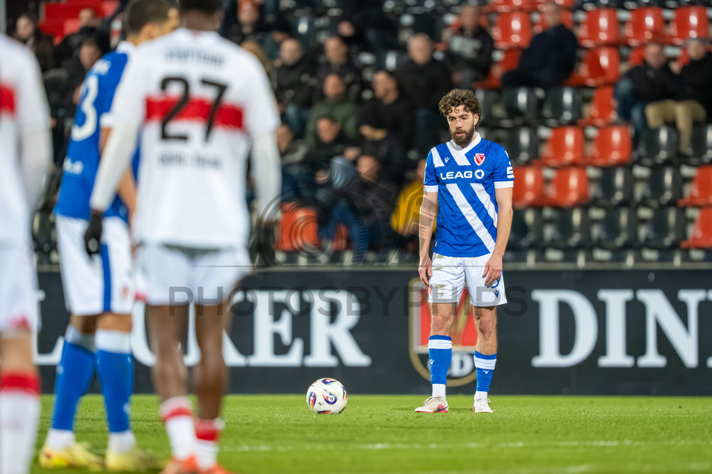 VfB Stuttgart II vs. FC Energie Cottbus, Fussball, 3.Liga, 27. Spieltag, Saison 2025/2026, 03.03.2026 | Dominik Pelivan (FC Energie Cottbus, #05) mit einer Freistoßgelegenheit,VfB Stuttgart II vs. FC Energie Cottbus, Fussball, 3.Liga, 27. Spieltag, Saison 2025/2026, 03.03.2026Foto: photosbyphips/Philip Ziegler