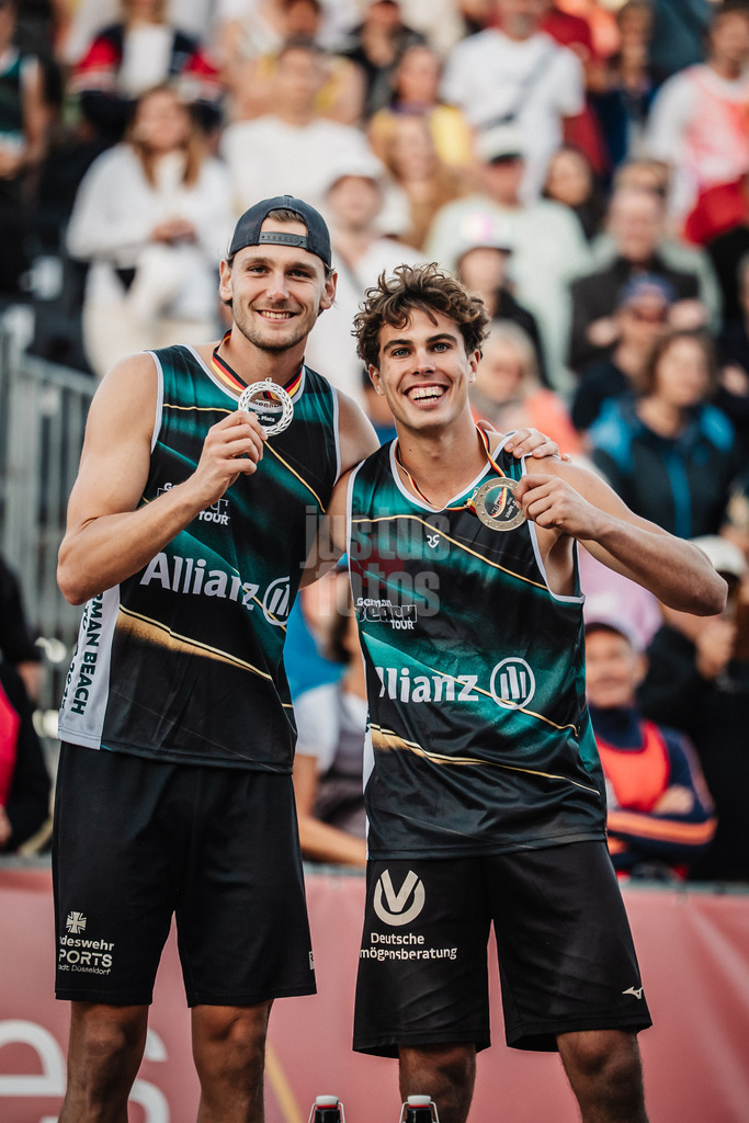 Beachvolleyball | Frauen und Männer | Deutsche Meisterschaften 2025 Timmendorfer Strand | 07.09.2025 | Die Silbermedaillengewinnerinnen und Gewinner Vizemeister v.l. Paul Henning und Lui Wüst