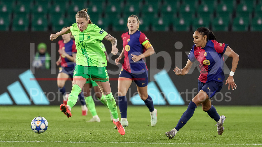 Fussball, UEFA Womens Champions League, VfL Wolfsburg - FC Barcelona | v.li.: Lynn Wilms (VfL Wolfsburg, 2) und Salma Paralluelo (FC Barcelona, 7) im Zweikampf, Duell, Dynamik, Aktion, Action, Spielszene