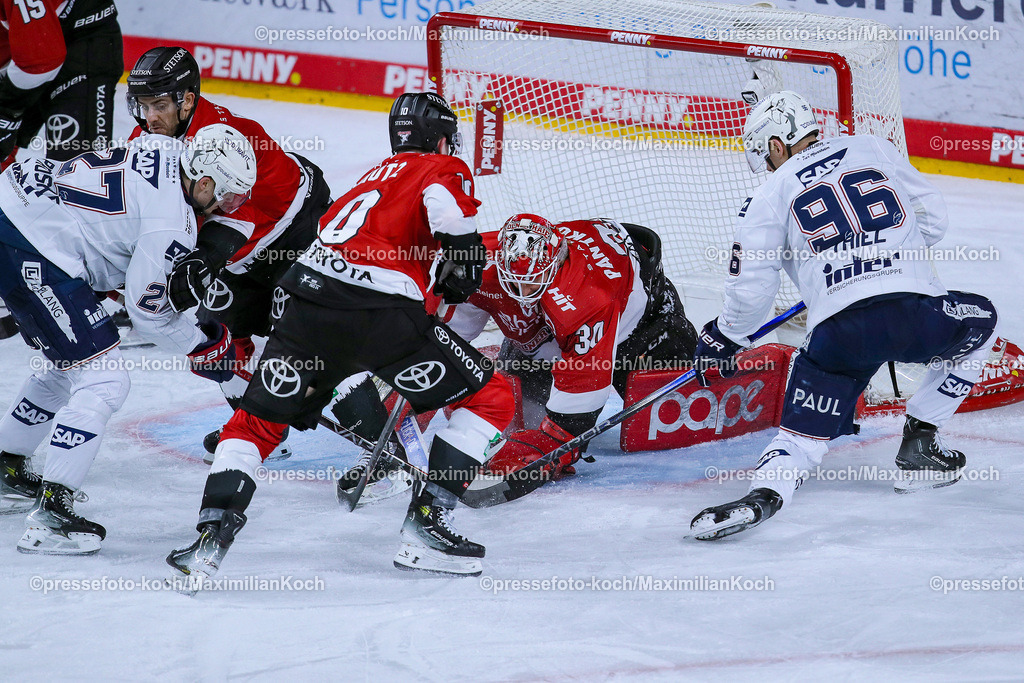 KoeDEL08032401068 | 08.03.2024, Köln, Eishockey, Penny DEL, 52. Spieltag, Lanxess-Arena, Kölner Haie - Adler Mannheim: Simon Thiel (Adler Mannheim) schießt den Puck auf das Tor von Torhüter Mirko Pantkowski (Kölner Haie)