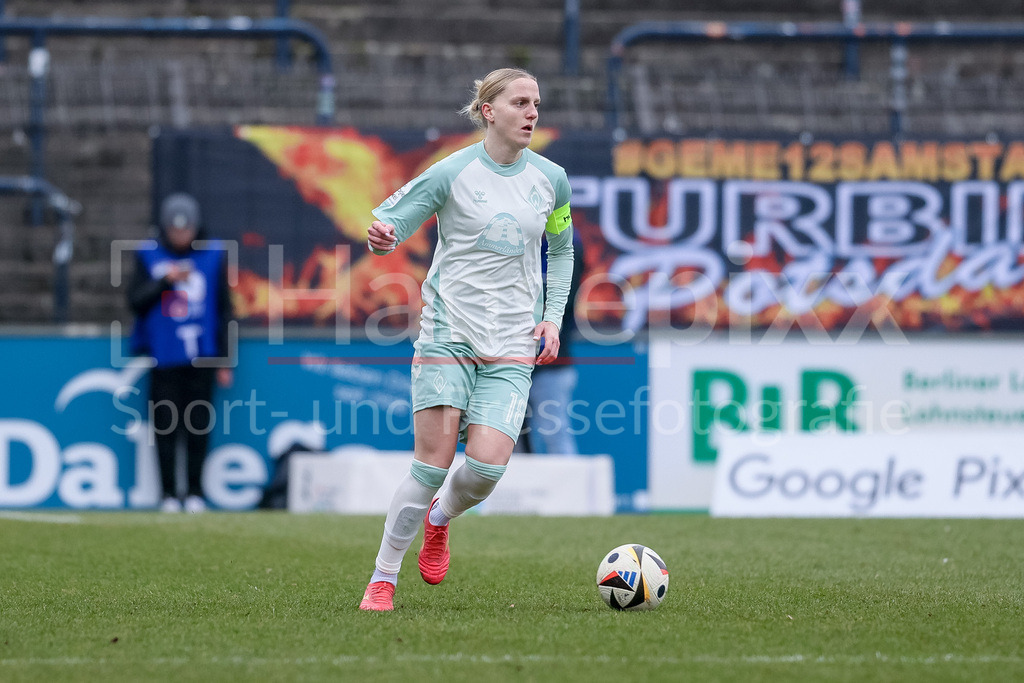 Fussball, Google Pixel Frauen-Bundesliga, 1. FFC Turbine Potsdam - SV Werder Bremen | v.li.: Lina Hausicke (SV Werder Bremen, 18) am Ball, Freisteller, Einzelbild, Ganzkörper, Aktion, Action, Spielszene bei ihrem Comeback nach dem Kreuzbandriss, DIE DFB-RICHTLINIEN UNTERSAGEN JEGLICHE NUTZUNG VON FOTOS ALS SEQUENZBILDER UND/ODER VIDEOÄHNLICHE FOTOSTRECKEN. DFB REGULATIONS PROHIBIT ANY USE OF PHOTOGRAPHS AS IMAGE SEQUENCES AND/OR QUASI-VIDEO.