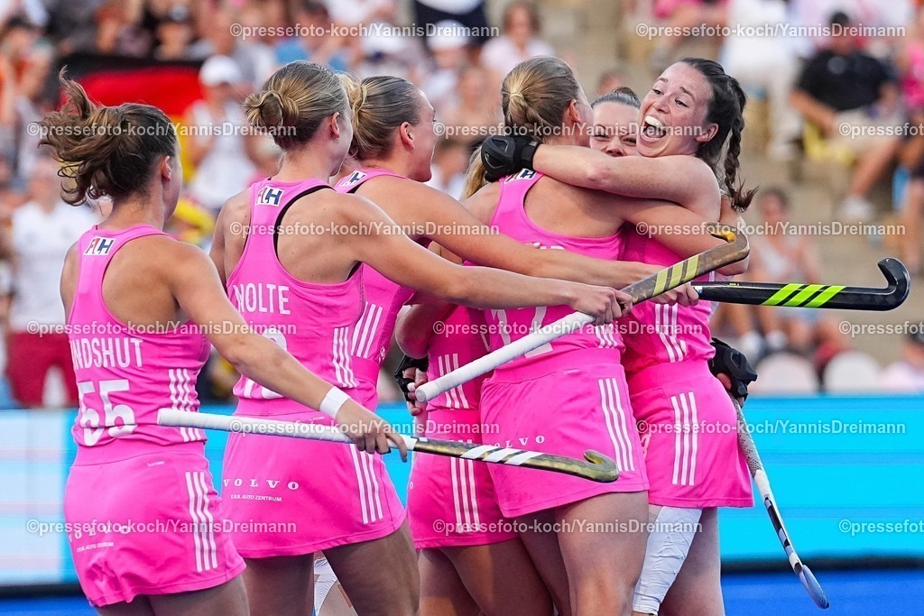xydrx15082504006 | 15.08.2025, xydrx, Frauen EuroHockey Championship 2025, Halbfinale, Belgien - Deutschland, Sparkassenpark Mönchengladbach: Torjubel nach dem Tor zum 1:0 für die Deutsche Feldhockey Nationalmannschaft durch Torschützin Ines Wammer (GER #12) zusammen mit Amelie Wortmann (GER #3)