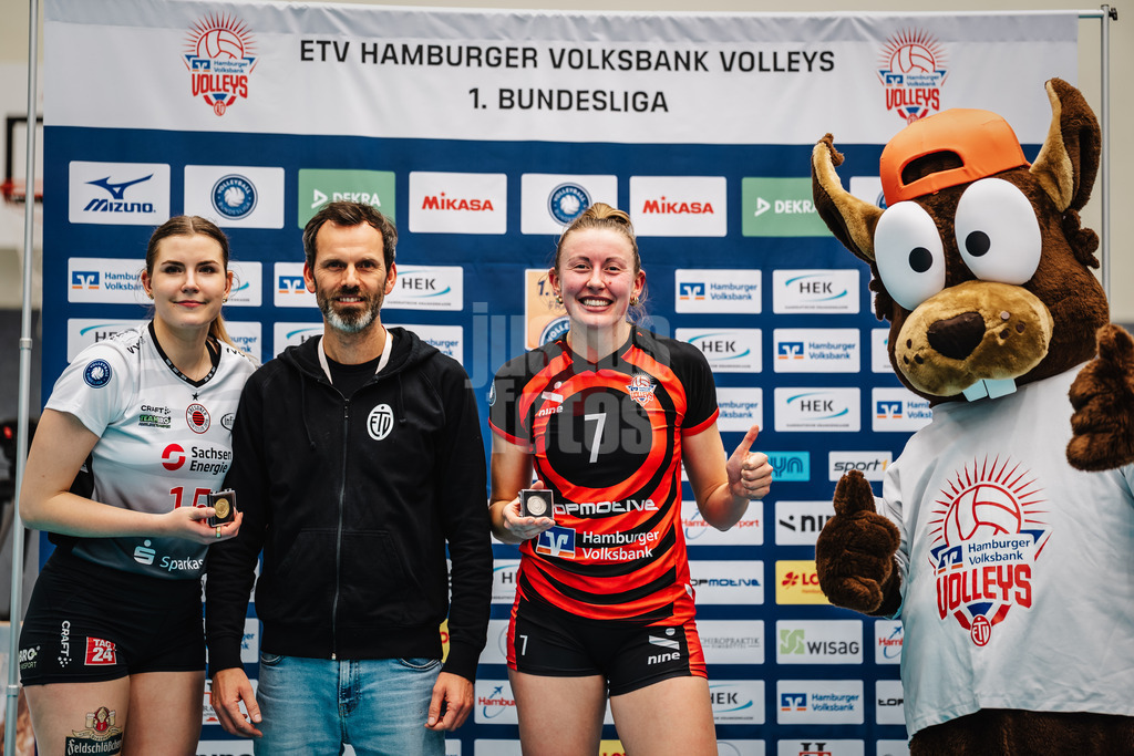 Volleyball | Frauen | Saison 2025/2026 | Volleyball Bundesliga | ETV Hamburger Volksbank Volleys vs. Dresdner SC | 15.11.2025 | MVP Ehrung v.l. Marta Kamelija Levinska (#15, Dresdner SC), Florian Schorpp (Vorstand für Finanzen ETV Hamburg), Leonie Körtzinger (#7, ETV Hamburger Volksbank Volleys) und Richy Reichhörnchen Maskottchen
