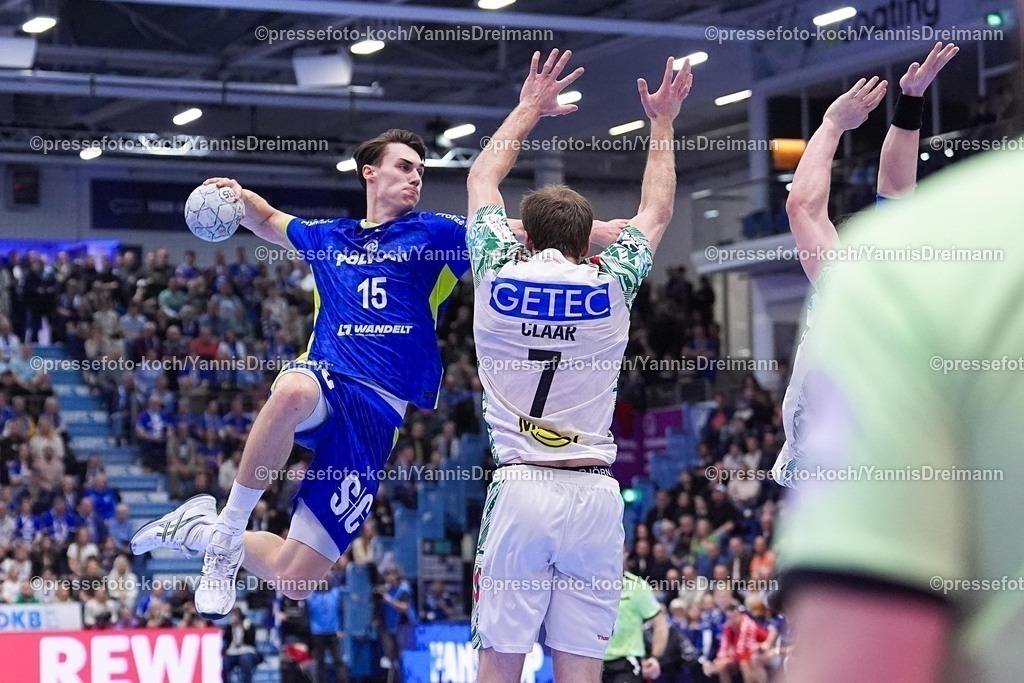 xYDRx14122501028 | 14.12.2025, xydrx, Handball, 1.HBL, VfL Gummersbach - SC Magdeburg, Schwalbe-Arena: Miro Schluroff (VfL Gummersbach #15) im Zweikampf gegen Felix Claar (SC Magdeburg #7)Photo: xYannisxDreimannxPressefotoKochx