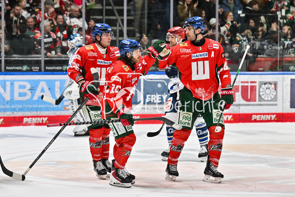 Augsburger Panther - Schwenninger Wild Wings | AUGSBURG, GERMANY - 02. JANUARY: Jubel der Panther nach dem Treffer zum 6-5 durch Anthony LOUIS (Augsburger Panther 18) / Tor / Torschuetze / Freude / Happy während dem Match zwischen den Augsburger Panthern und den Schwenninger Wild Wings am 35. Spieltag der Penny DEL im Curt Frenzel Stadion