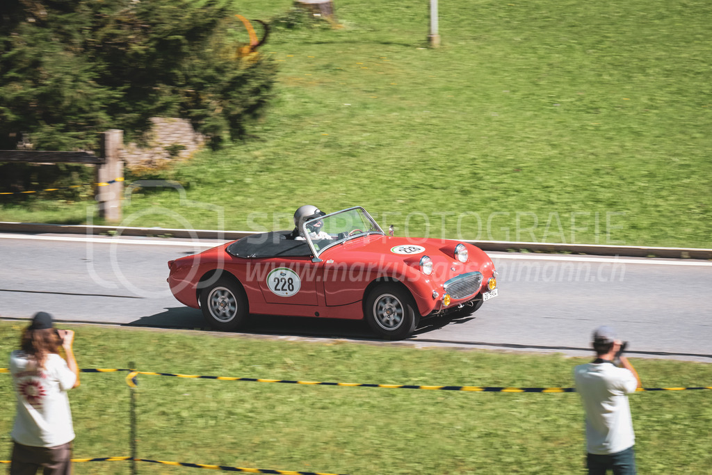 21. Arosa ClassicCar 2025 - 6. =September= 2025 | Oswald Iten aus Unterägeri (SUI) in einem Austin Healey Sprite aus dem Jahre 1959 mit Startnummer 228 am Arosa ClassicCar 2025 in der Kategorie Classic Trophy..@arosaclassiccar, @arosa.official, #arosaclassiccar, #arosa, #76curves, #classiccarBild: Sportfotografie Markus Aeschimann | www.markus-aeschimann.ch - Realisiert mit Pictrs.com