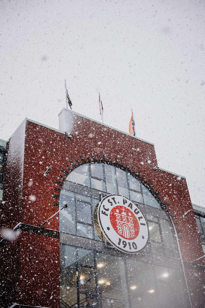FCP07034 | Der offizielle Shop für FC St. Pauli Fotos. Wähle aus Spielszenen & Fanmomenten dein FCSP Wunschformat. Wir liefern Millerntor-Atmosphäre.