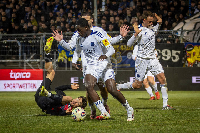 3rd Division, FC Viktoria Koeln vs. 1. FC Saarbruecken, 23.01.2026 | COLOGNE, GERMANY - JANUARY 23: Leonhard Münst (Viktoria Köln, 5) fouled by Robin Bormuth (1. FC Saarbrücken, 32) during the third german league match on gameday 21 between FC Viktoria Koeln vs. 1. FC Saarbruecken at Höhenberg Sportpark on January 23, 2026 in Cologne, Germany. DFL REGULATIONS PROHIBIT ANY USE OF PHOTOGRAPHS AS IMAGE SEQUENCES AND/OR QUASI-VIDEO.