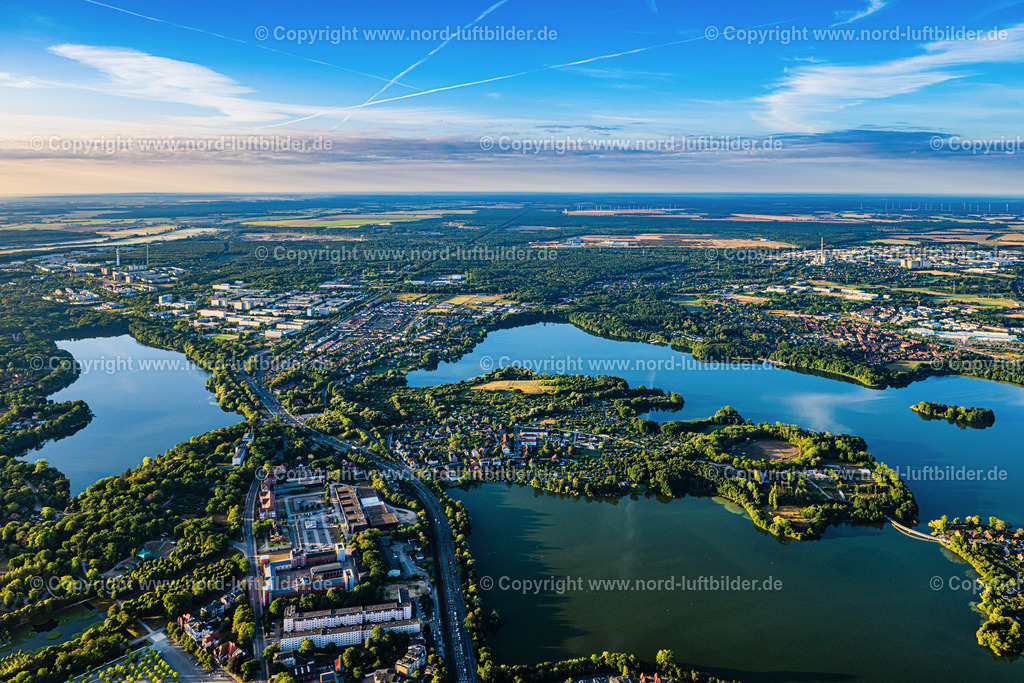 Schwerin_ELS_6583100822 | SCHWERIN 10.08.2022 Stadtansicht des Innenstadtbereiches an den Uferbereichen " des Schweriner Sees " in Schwerin im Bundesland Mecklenburg-Vorpommern, Deutschland. // City view of the downtown area on the shore areas " of Schweriner Sees " in Schwerin in the state Mecklenburg - Western Pomerania, Germany. Foto: Martin Elsen