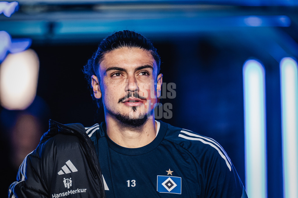 Fußball | Männer | Saison 2025/2026 | 1. Fußball-Bundesliga | 10. Spieltag | Hamburger SV vs. Borussia Dortmund | 08.11.2025 | Guilherme Ramos (#13, HSV) Einlauf ins Stadion