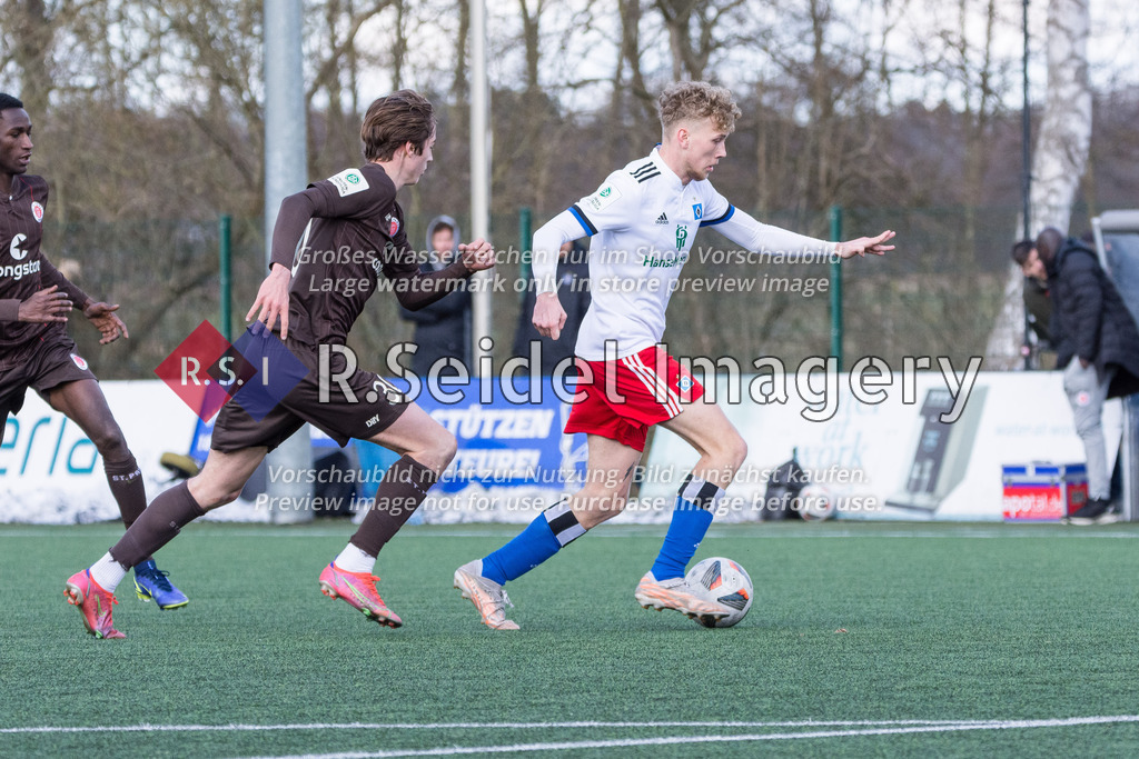 Fußball, Saison 2021/22, A-Junioren Bundesliga, Hamburger SV - FC St. Pauli, Paul-Hauenschild-Plätze (Norderstedt), 02.04.2022, 16. Spieltag | Til Valentin Kauschke (#30, Pauli), Bent Andresen (#8, HSV)