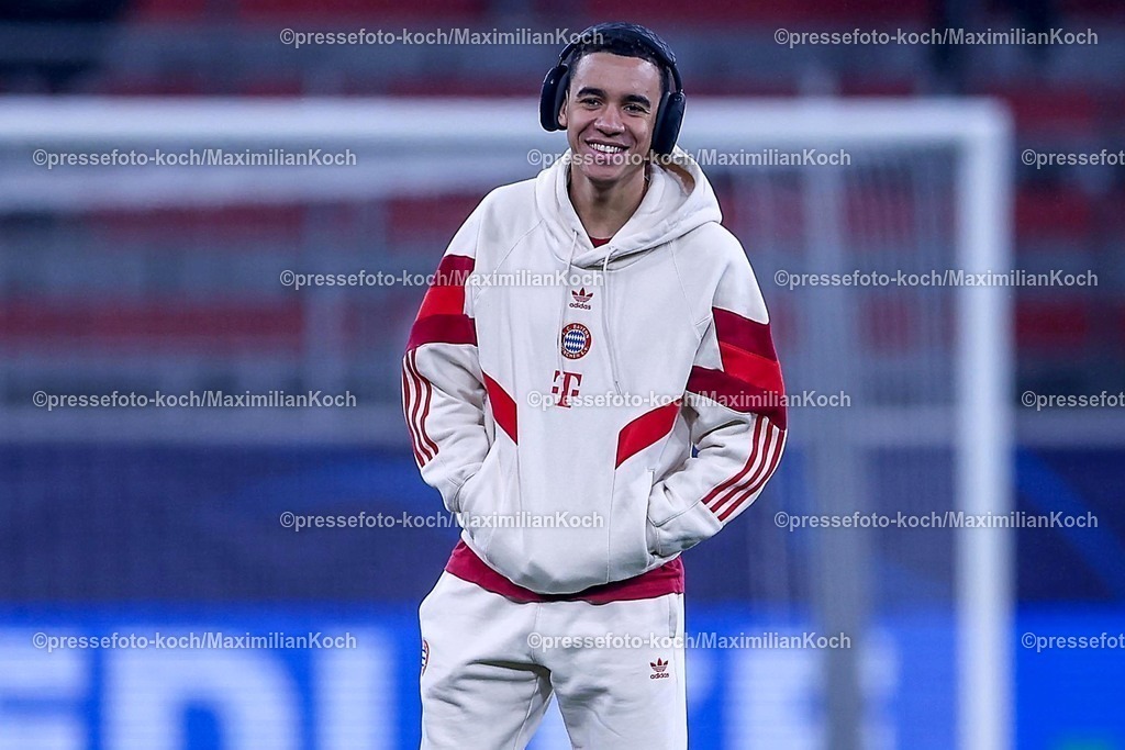 UCL11032501011 | 11.03.2025, Fußball, UEFA Champions League, Bayer 04 Leverkusen - FC Bayern München, Achtelfinale Rückspiel, BayArena, Saison 2024 2025: Jamal Musiala (FC Bayern #42) lachend bei der Platzbegehung vor dem SpielDFB regulations prohibit any use of photographs as image sequences and or quasi-video.