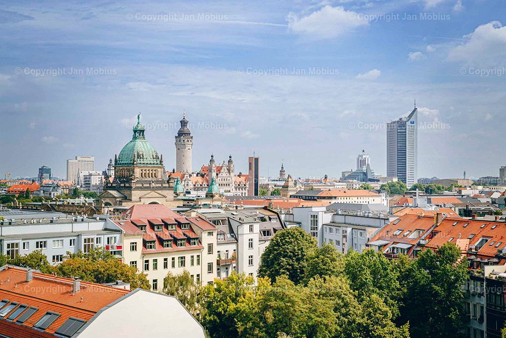 Leipzig von oben | Die Leipzig Skyline von oben ist ein echtes Highlight für Fotofans, Städtereisende und alle, die Leipzigs Kontraste zwischen Historie und Moderne schätzen – von City-Hochhäusern über Uni-Riese bis Völkerschlachtdenkmal und jede Menge Grün drumherum. - Realisiert mit Pictrs.com