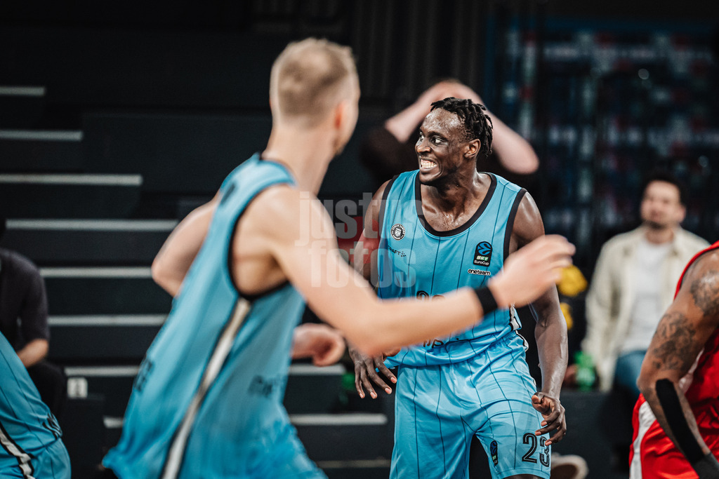 Basketball | Männer | Saison 2024/2025 | BKT EuroCup | Veolia Towers Hamburg vs. Hapoel Bank Yahav Jerusalem | 17.12.2024 | Kur Kuath (#23, Veolia Towers Hamburg) ärgert sich