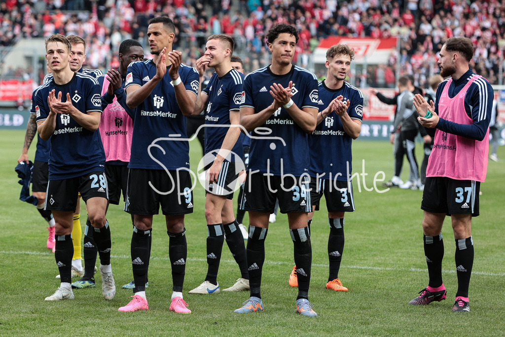 SSV Jahn Regensburg - Hamburger SV | Die Spieler des HSV feiern mit den mitgereisten fAns den Sieg in Regensburg / Jubel / Auswaertssieg / Freude / Ultras / DFL REGULATIONS PROHIBIT ANY USE OF PHOTOGRAPHS AS IMAGE SEQUENCES AND/OR QUASI-VIDEO/ / Daniel HEUER FERNANDEZ / Robert GLATZEL / Jonas DAVID