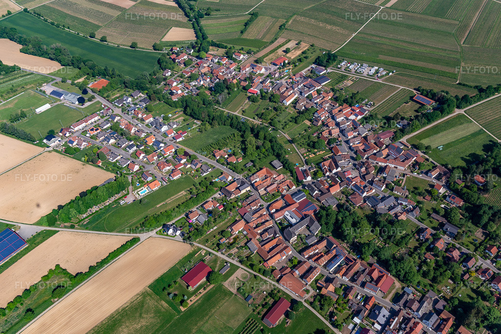Luftbild: Dorfansicht aus Südosten in Dierbach im Bundesland Rheinland-Pfalz in Deutschland. Foto: IMG_131752.jpg vom 22.05.2022 durch Werner Riehm/FLY-FOTO.deGemeinde Dierbach