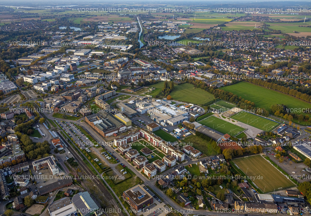 Kleve241014683 | Luftbild, Ortsansicht Kleve, unten Neubau Flora Quartier Apartmenthäuser, ehemaliges Areal der Margarine-Union, altes Gebäude Margarinewerke Van-Den-Bergh-Straße, Sportzentrum Unterstadt Fußballstadion, Unilever Deutschland Produktions Gmbh, Bahnhof Kleve, links Hochschule Rhein-Waal Campus Kleve, oben der Spoykanal, Kleve, Niederrhein, Nordrhein-Westfalen, Deutschland
