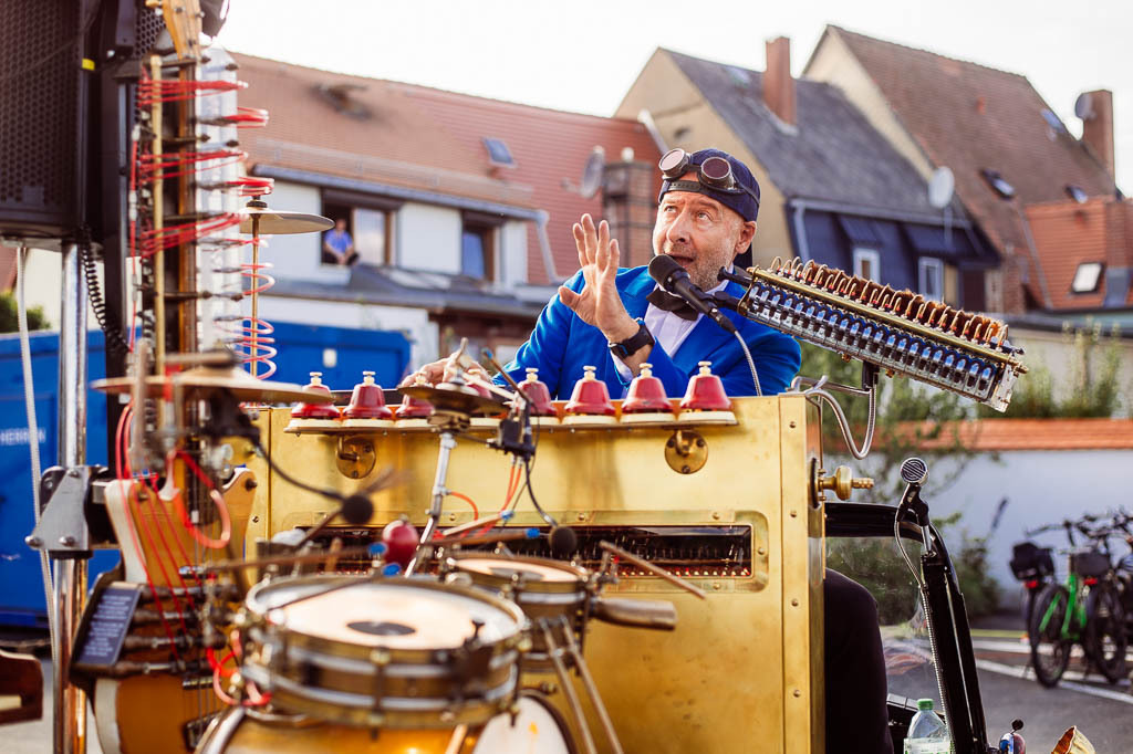 Universal Druckluft Orchester | Das Universal Druckluft Orchester mit Peter Till am Forte Belvedere Leisnig zum Festival Hallo Leisnig 2022. - Realisiert mit Pictrs.com